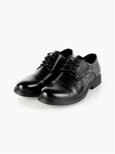 Diverse tipologie di scarpe classiche e sportive