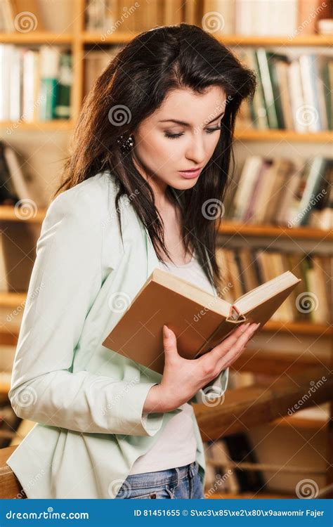 Donna incinta che legge un libro sull'omeopatia