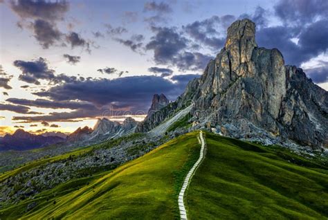 Paesaggio di montagna con sentiero