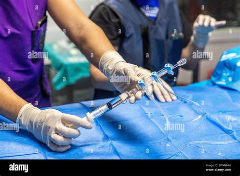 Illustrazione che mostra la corretta procedura di inserimento di un ovulo vaginale