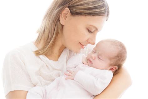 Mamma con neonato che riceve un assegno