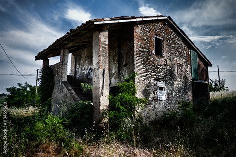 Illustrazione di una vecchia casa diroccata con un'atmosfera inquietante