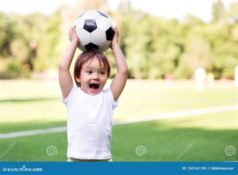 Bambino che gioca all'aperto