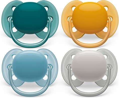 Primo piano di un ciuccio Philips Avent UltraSoft su guancia di neonato