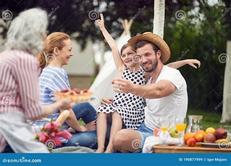 Famiglia che si gode l'estate in modo sicuro