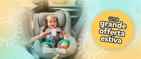 Bambino sorridente in un seggiolino auto con fodera estiva