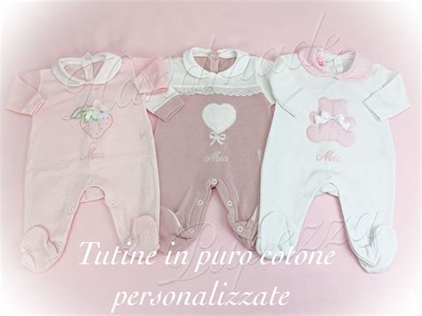 Esempi di capi per corredino neonato: body, tutine, calzini