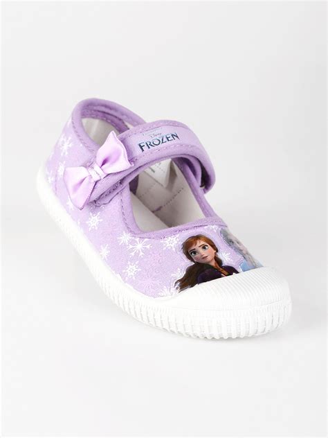 Bambina con ballerine a tema Disney