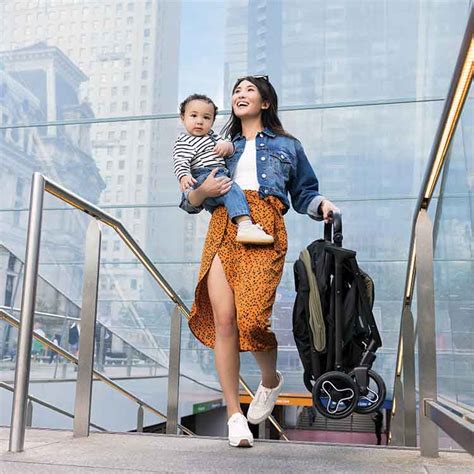 bambino su passeggino con madre che sale le scale