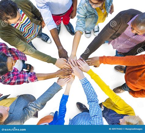 Bambini di diverse età che collaborano