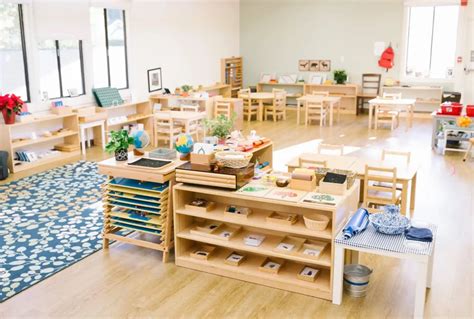 Bambini che lavorano in un ambiente Montessori