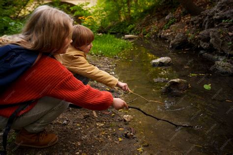 bambini che esplorano materiali naturali