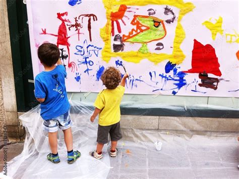 bambini che disegnano e dipingono