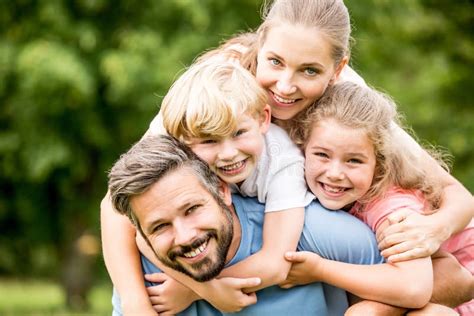 famiglia felice con un bambino