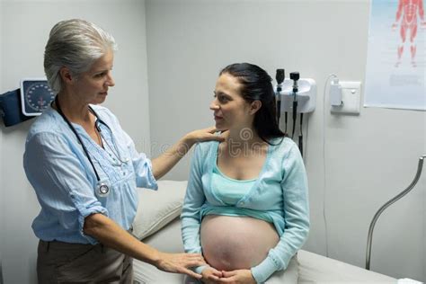 medico che parla con una donna incinta