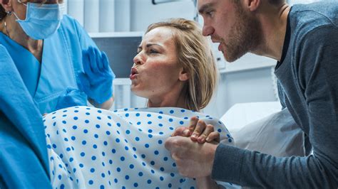 Donne che camminano in ospedale dopo il parto
