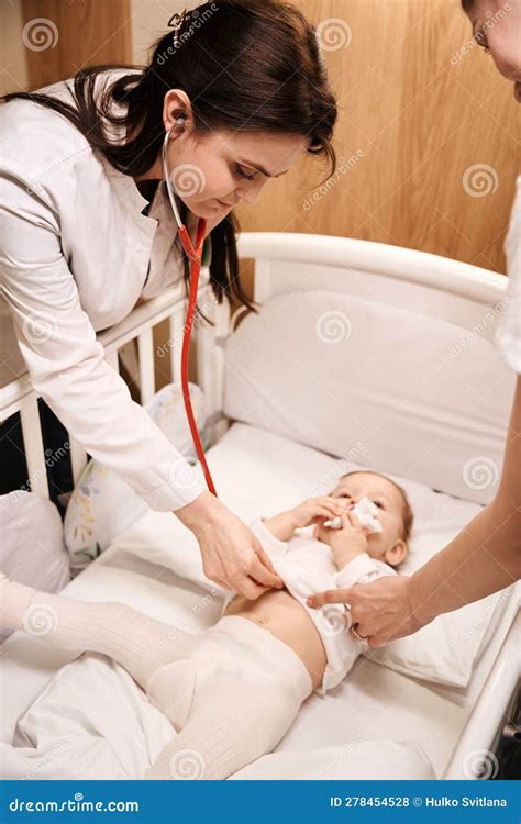 Neonato che ascolta attentamente