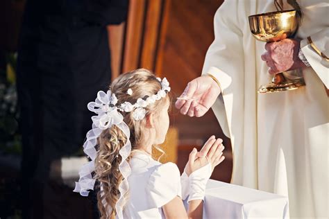 Bambina che riceve la Prima Comunione