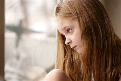 bambina triste in piscina