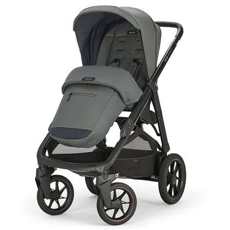 Passeggino Inglesina Aptica XT su un terreno sterrato