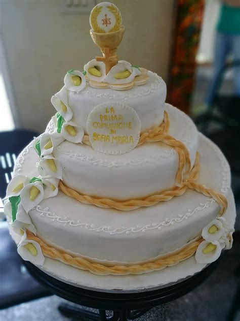 Torta a due piani per comunione maschietto con decorazioni a tema religioso