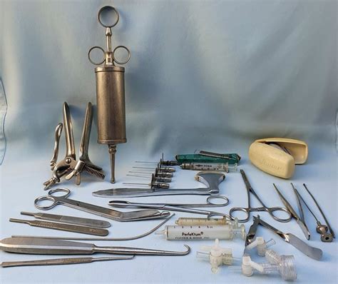 Strumenti medici rudimentali utilizzati per aborti clandestini