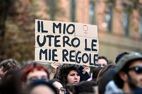 Donne che partecipano a una manifestazione per il diritto all'aborto