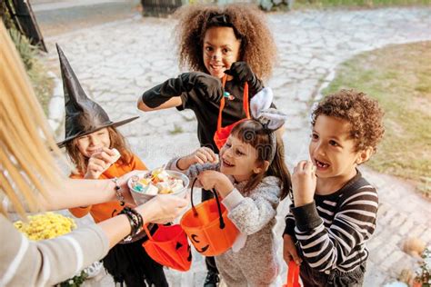 bambini che raccolgono dolcetti di Halloween