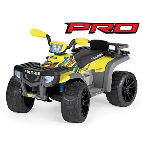 Quad elettrico Polaris Sportsman Pro Citrus in azione su un terreno sterrato
