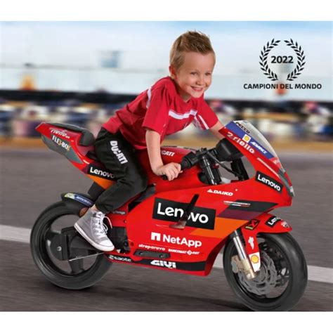 Bambino che guida una moto elettrica Peg Perego Ducati GP