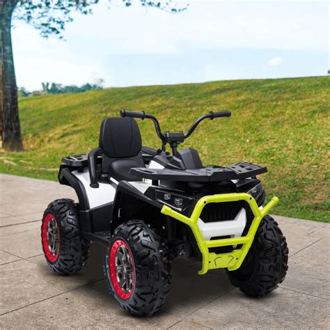 Bambino piccolo con un quad elettrico colorato con luci accese
