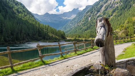 Lago delle Fate con bosco circostante