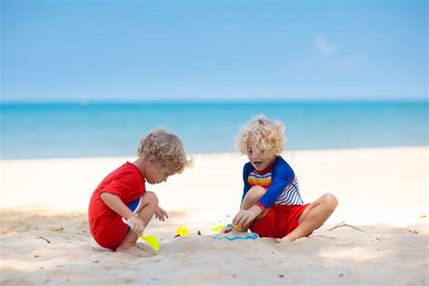 Bambini che giocano sulla spiaggia del Lago Maggiore
