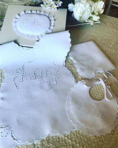Dettaglio ricamo su vestito da battesimo