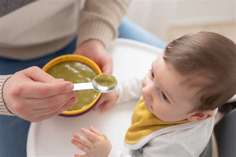 Bambino che mangia una pappa