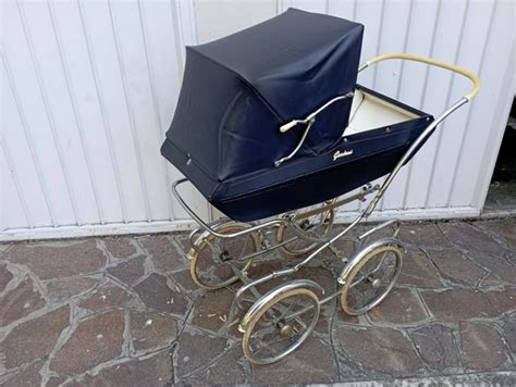 Carrozzina d'epoca con un lenzuolino ricamato