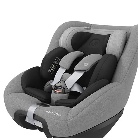 Bambino seduto in un seggiolino auto Maxi-Cosi Pearl 360 Pro