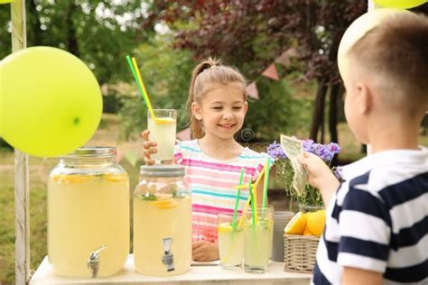 bambina vende limonata