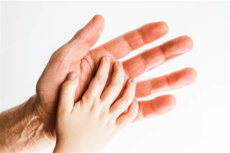 Mano di un adulto che accarezza la mano di un neonato