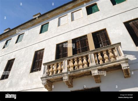 Balcone di un palazzo popolare