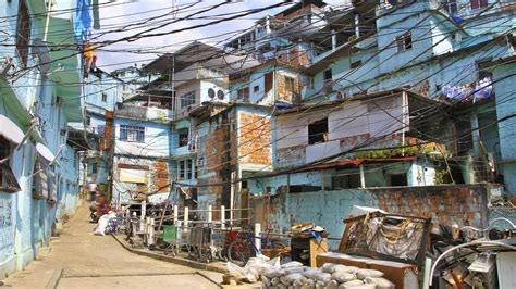 Fotografia che mostra un esempio di baraccopoli in una città