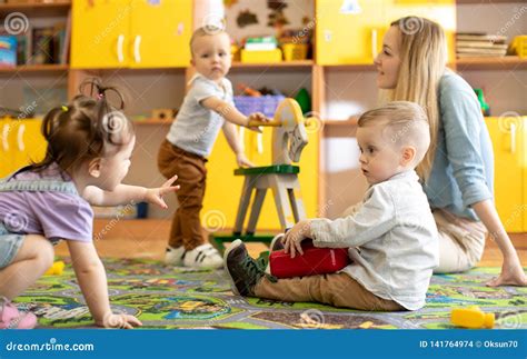 bambini che giocano in un'aula colorata della scuola materna