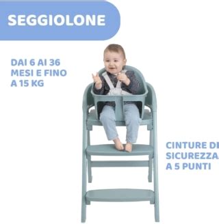 Bambino seduto su un seggiolone pappa colorato