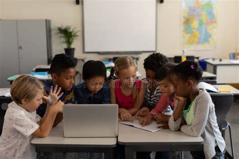 Bambini che studiano in una capanna di fango