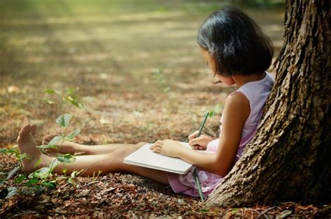 Bambini che studiano all'aperto sotto un albero