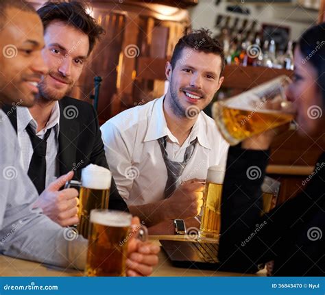 Gruppo di amici riunito al MacLaren's Pub