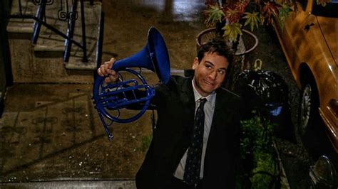 Ted Mosby con il corno blu