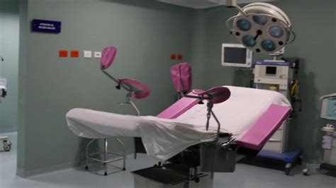 Sala parto accogliente con attrezzature moderne