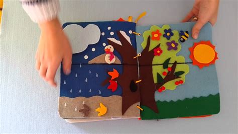 Bambino che esplora un libro sensoriale con diverse texture