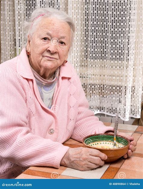 Persona anziana che mangia con un bavaglino